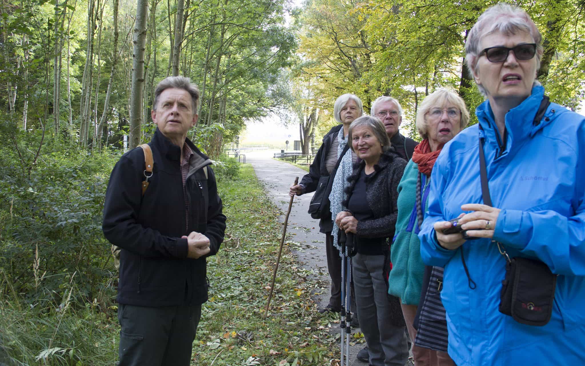 Führung durch den Wald: Der ehemalige Forstamtsleiter Hans-Jürgen Gulder erklärt das Eschentriebsterben