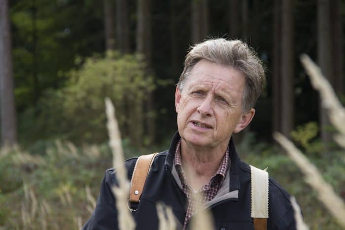 Führung durch den Wald: Der ehemalige Forstamtsleiter Hans-Jürgen Gulder