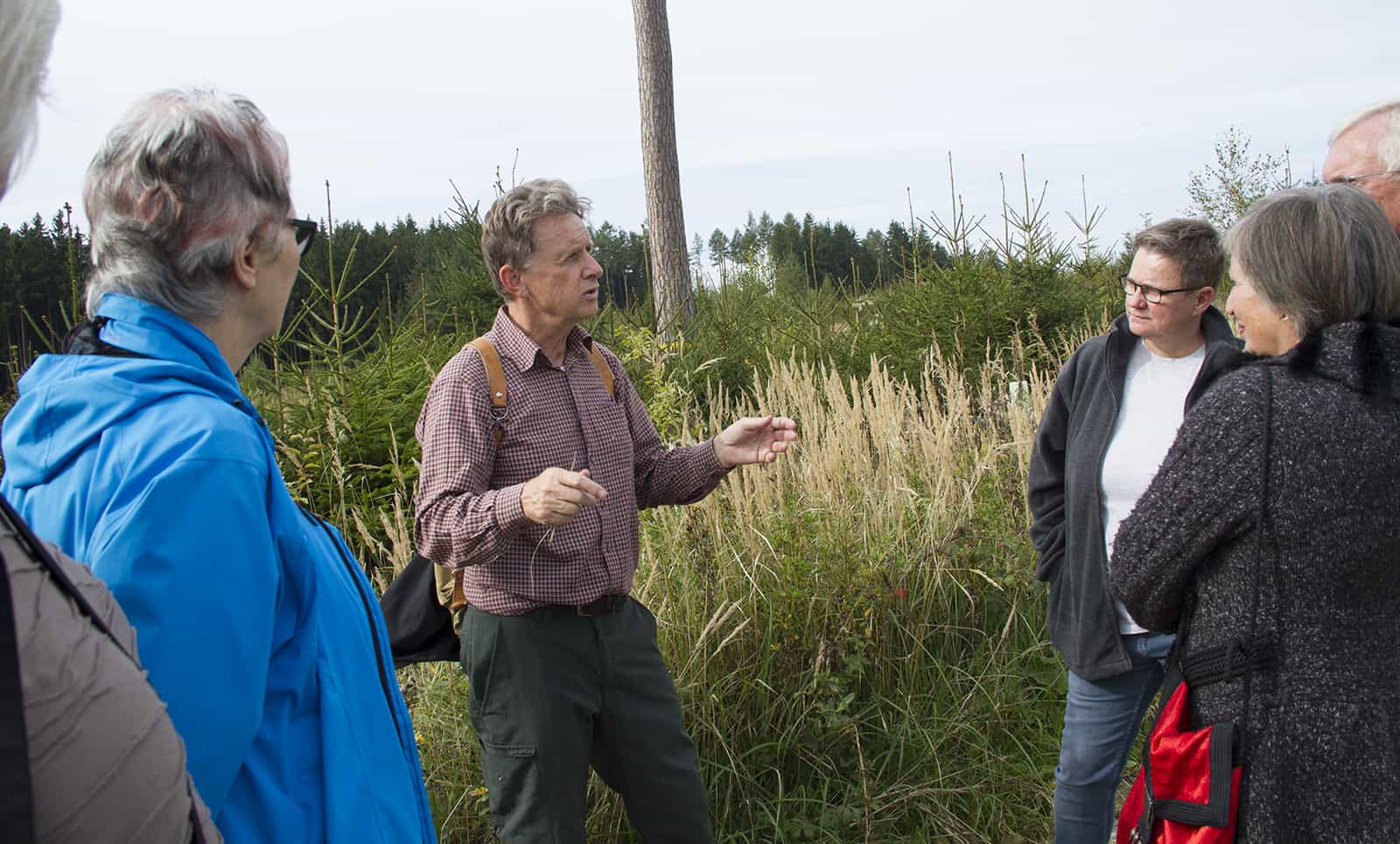 Hans-Jürgen Gulder mit Künstlern des Kunstprojektes MAGIC FOREST